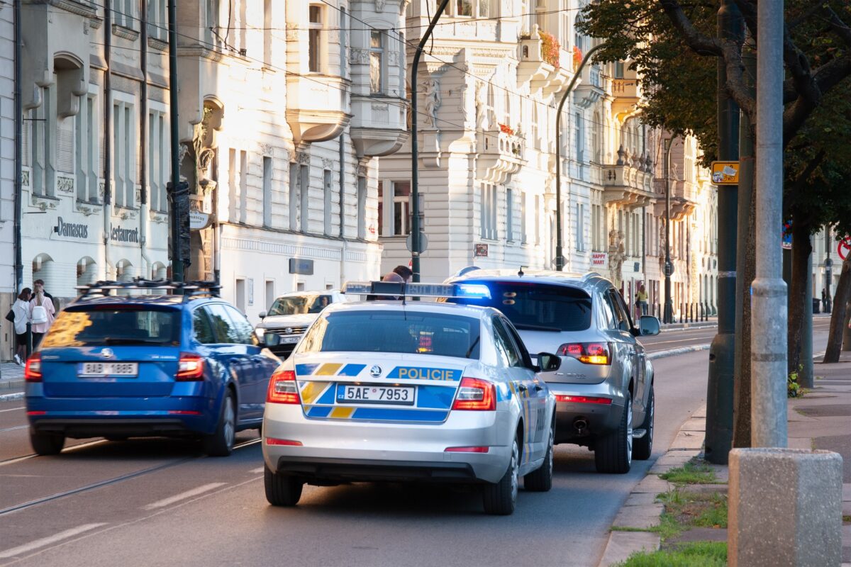 Police opět bude řešit nové případy. Zdroj: Shutterstock | TVGURU.cz Policejní auto v ulici