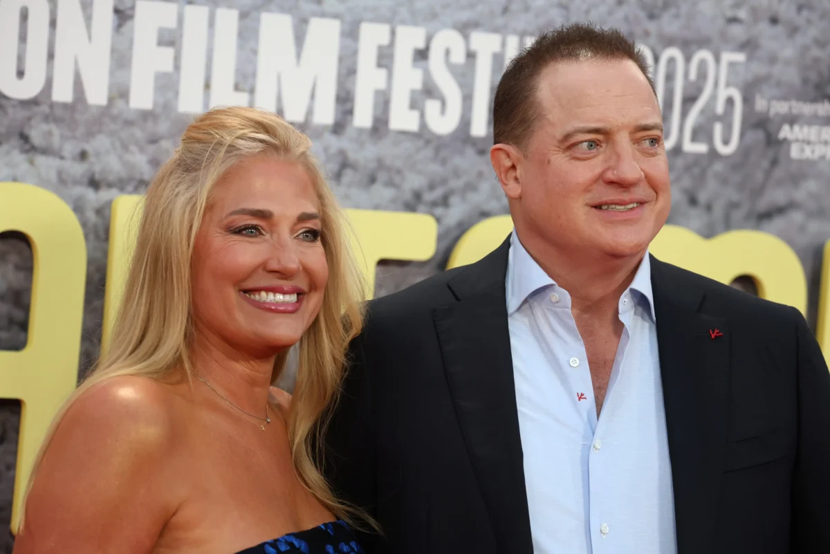 shutterstock_2691258153-2 | TVGURU.cz Brendan Fraser stojí vedle ženy.