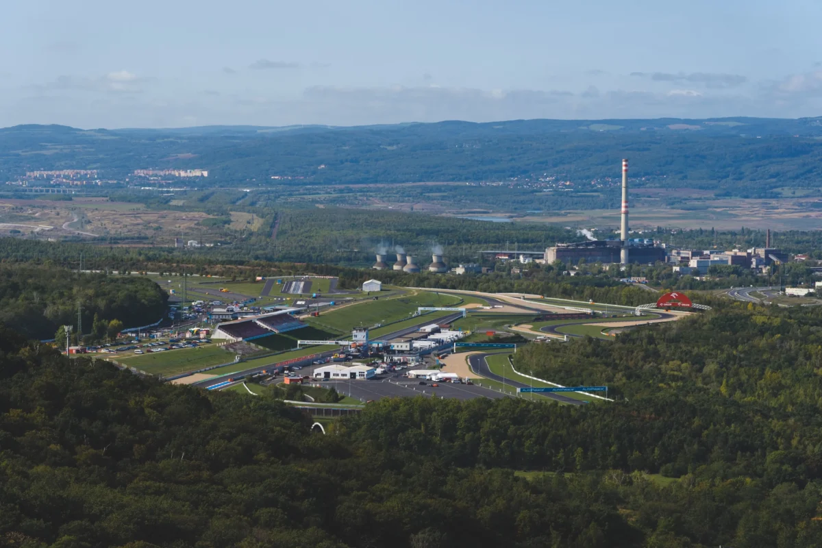 shutterstock_2694624017-2 | TVGURU.cz Mostecký autodrom
