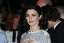 Rachel Weisz stojí před lidmi.