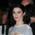 Rachel Weisz stojí před lidmi.