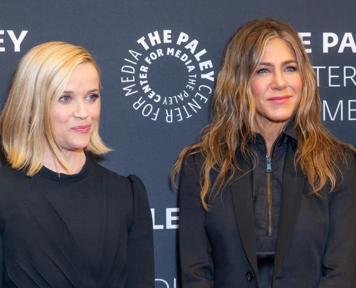 shutterstock_1545511337-2 | TVGURU.cz Jennifer Aniston a Reese Witherspoon stojí vedle sebe.