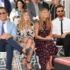 Jennifer Aniston sedí mezi lidmi.