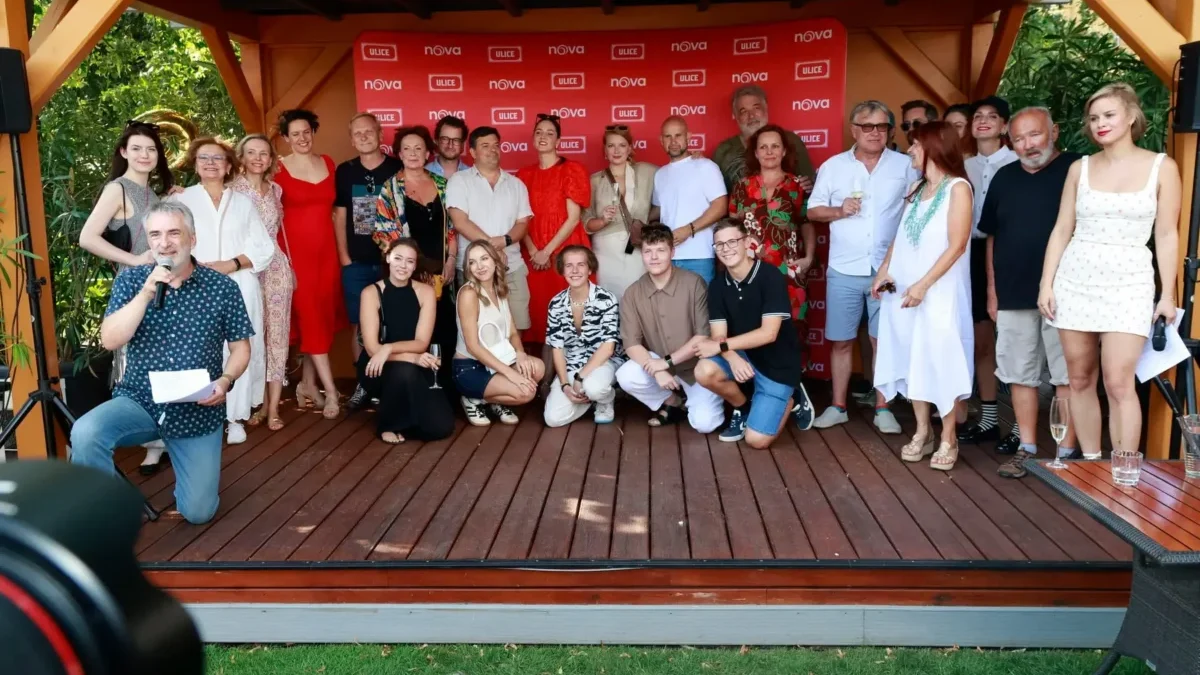 lidé na pódiu