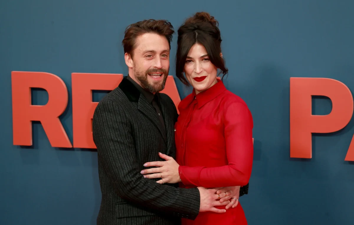 shutterstock_2530134589-změněno-na-3000x1909 | TVGURU.cz Culkin jakožto představitel Kevina z filmu sám doma na gala se svojí přítelkyní