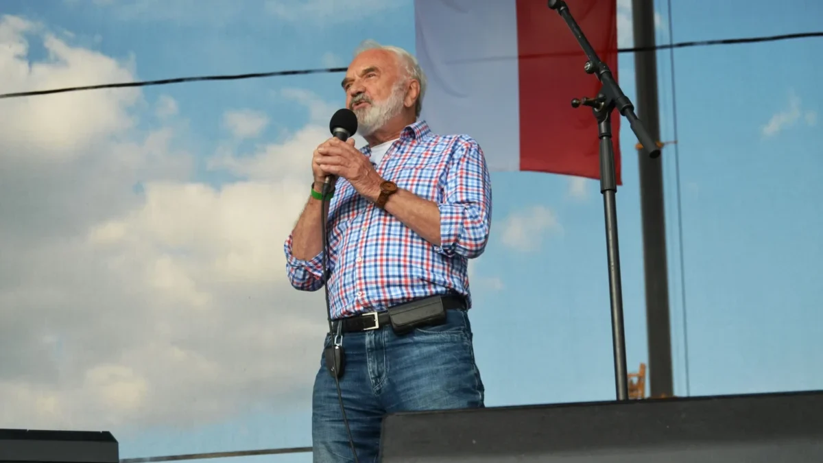 Muž v košili s mikrofonem