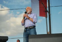 Muž v košili s mikrofonem