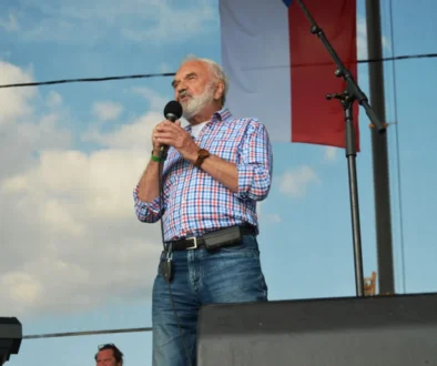 Muž v košili s mikrofonem
