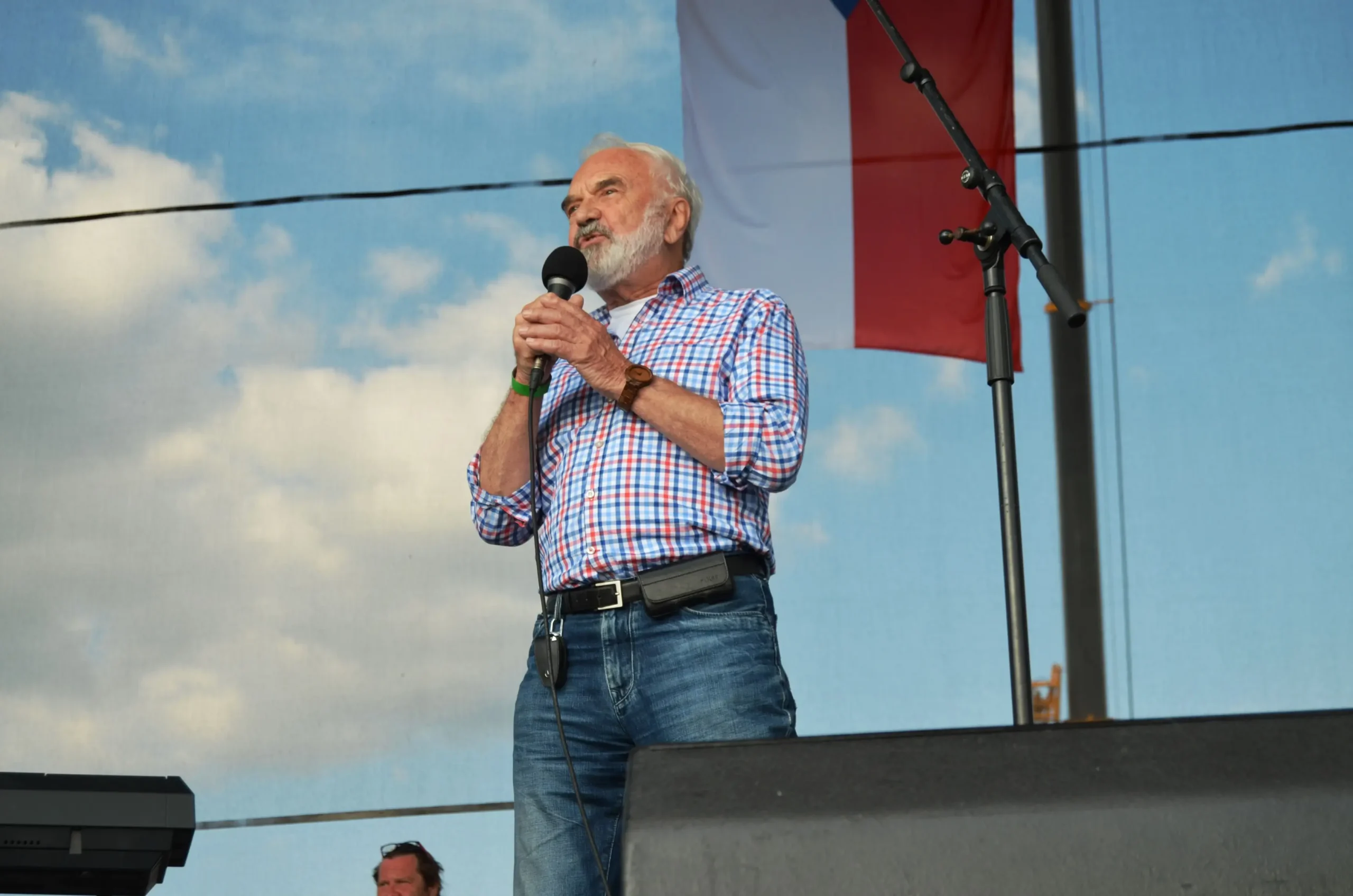 Muž v košili s mikrofonem