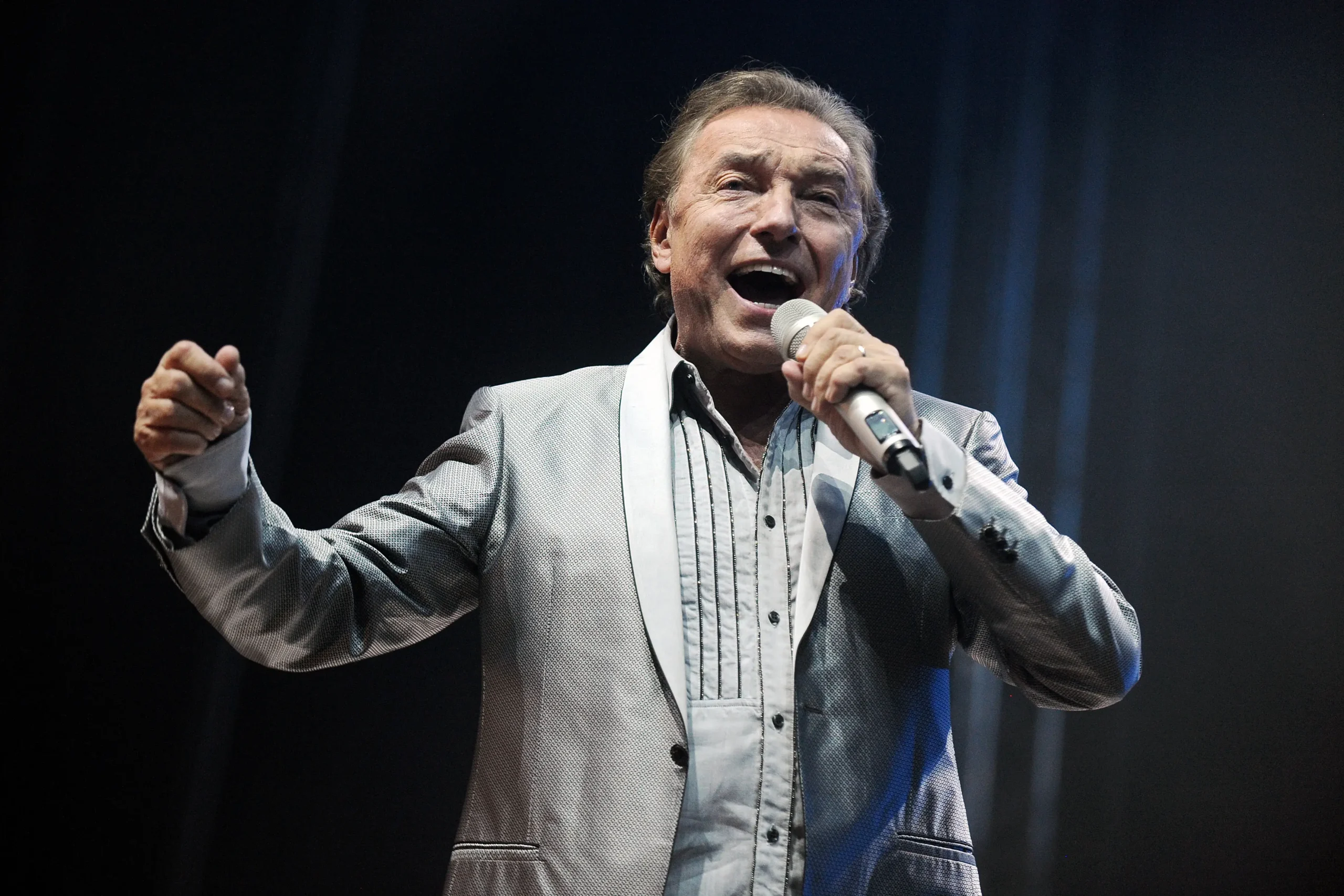shutterstock_356238062 | TVGURU.cz Karel Gott zpívá.