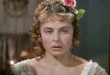 Žena s květinou ve vlasech