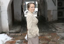 Lucie Vondráčková pózuje na fotku.