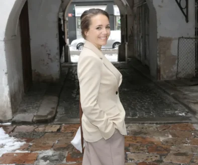 Lucie Vondráčková pózuje na fotku.