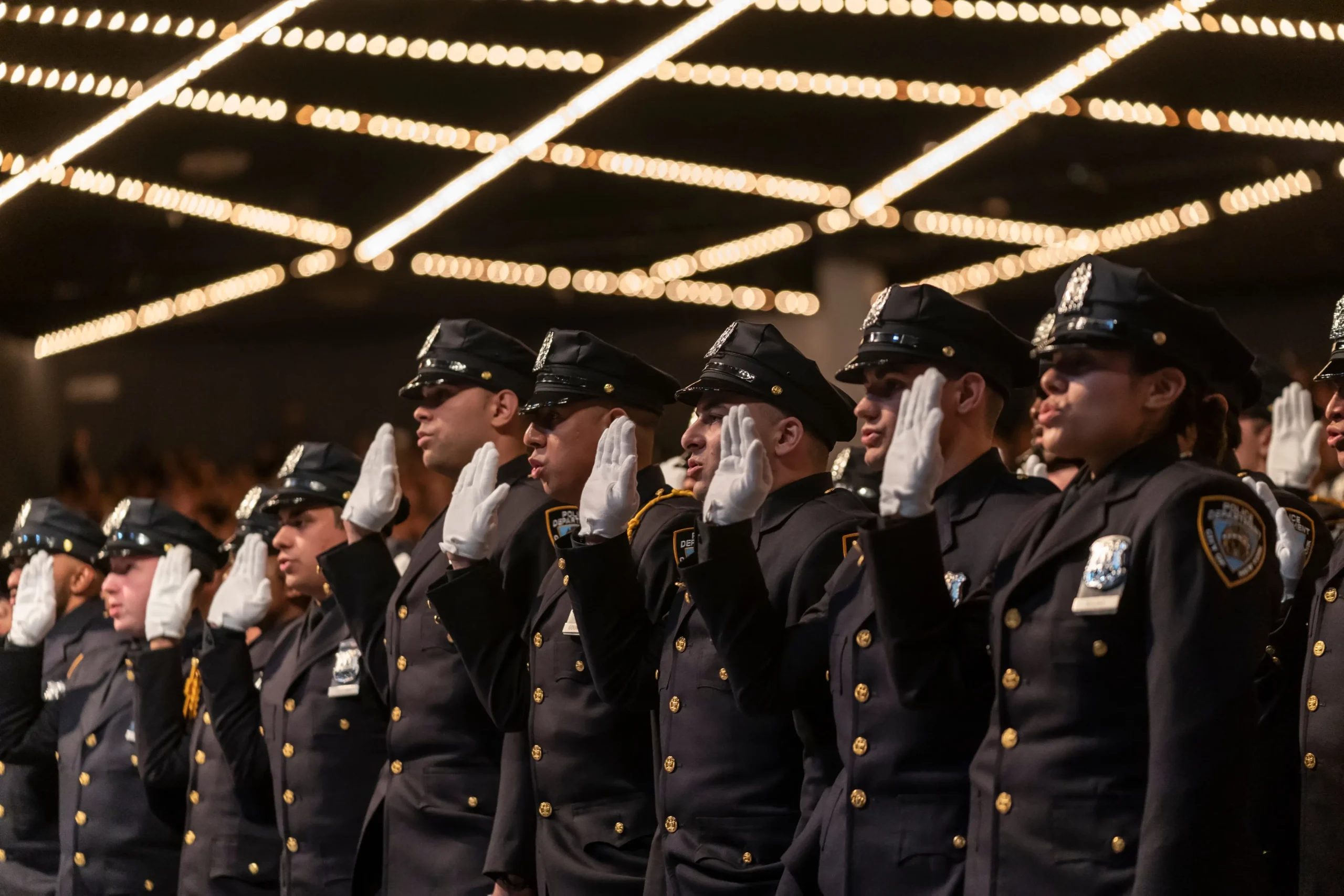 shutterstock_1527554225-2 | TVGURU.cz Američtí policisté stojí vedle sebe.