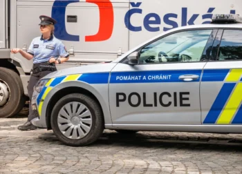 Policejní auto u České televize