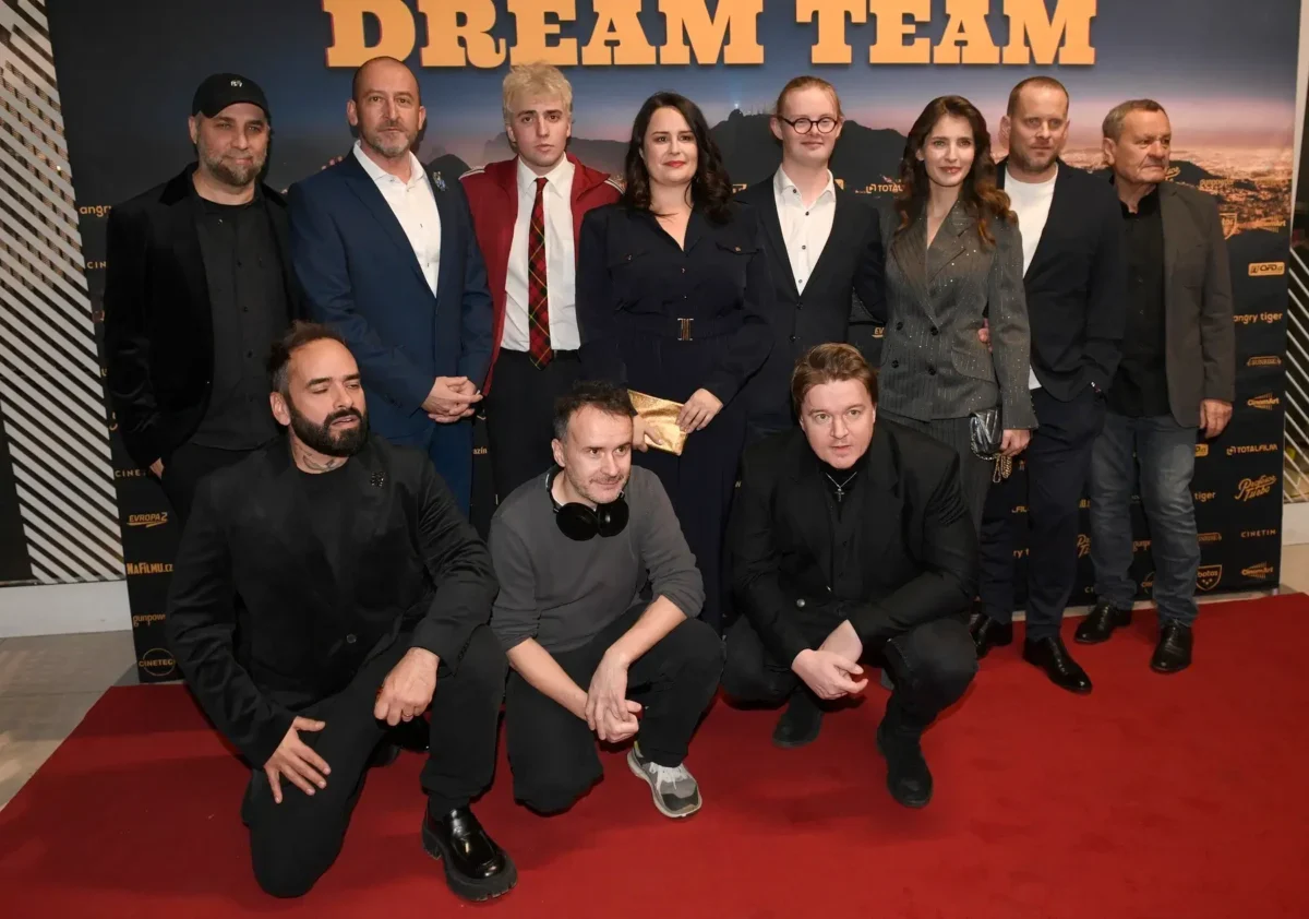 Herci z Dream Teamu stojí vedle sebe.
