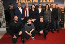 Herci z Dream Teamu stojí vedle sebe.