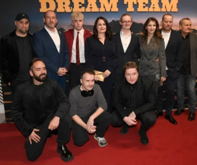 Herci z Dream Teamu stojí vedle sebe.