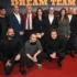 Herci z Dream Teamu stojí vedle sebe.