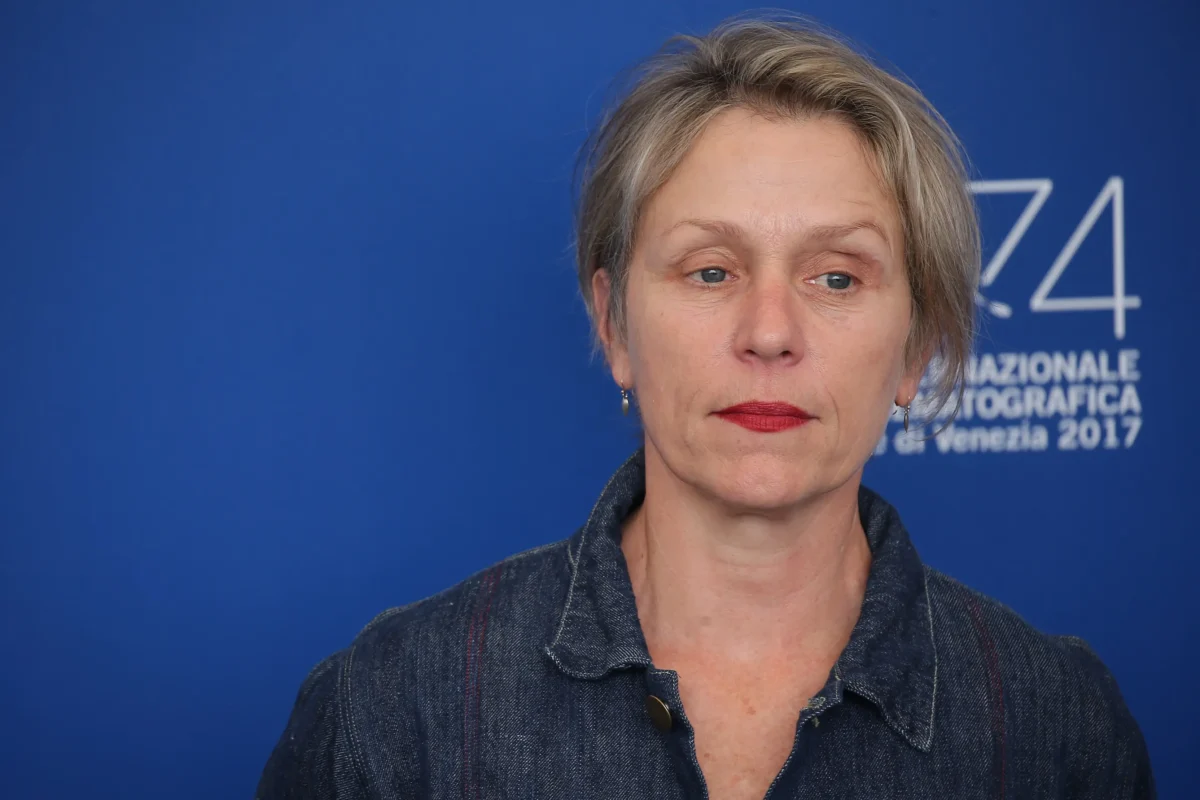 shutterstock_1148010284-2 | TVGURU.cz Frances McDormand se tváří smutně.