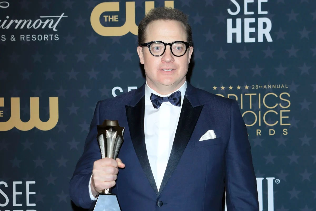 shutterstock_2250343239 | TVGURU.cz Brendan Fraser v ruce drží cenu.