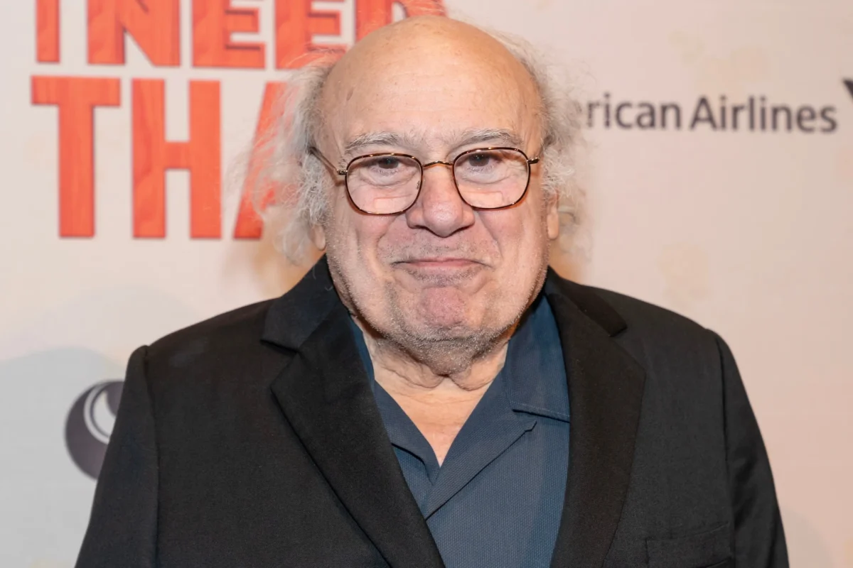 shutterstock_2383390255-2 | TVGURU.cz Danny DeVito se kouká před sebe.