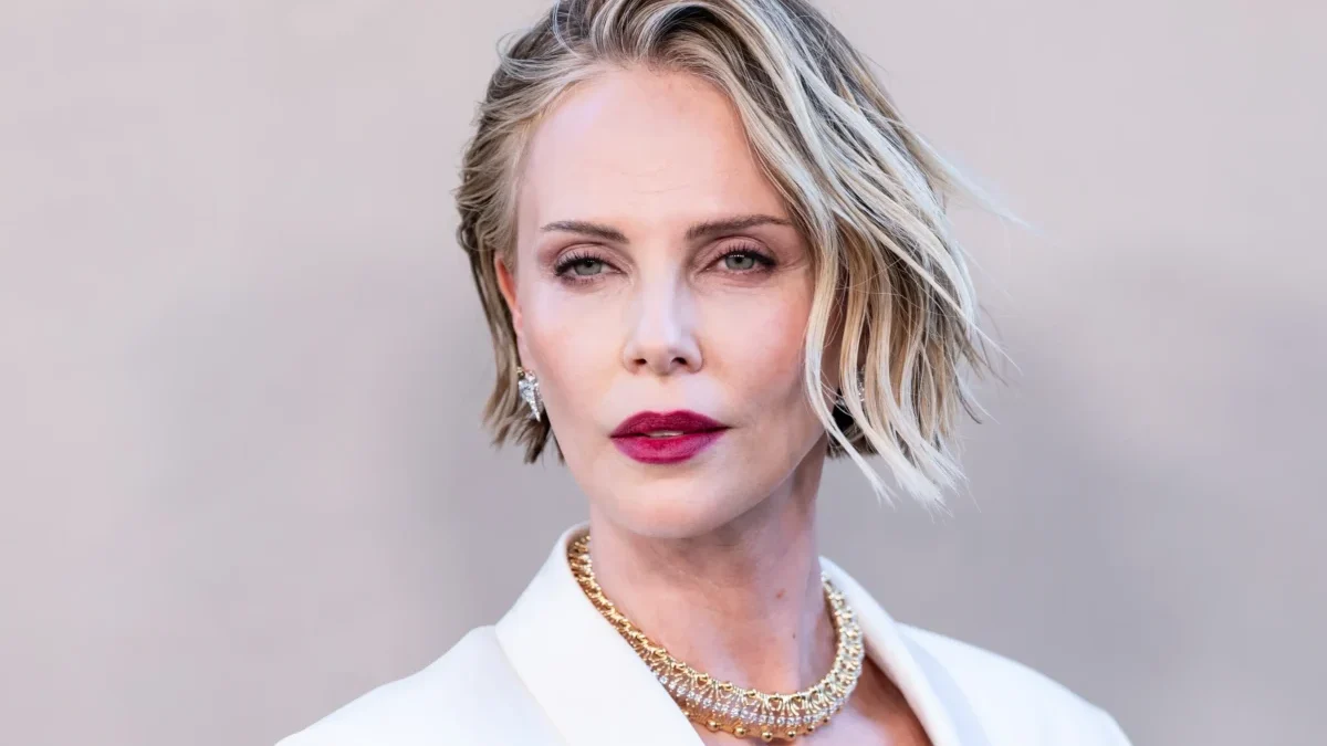 Charlize Theron se tváří vážně.