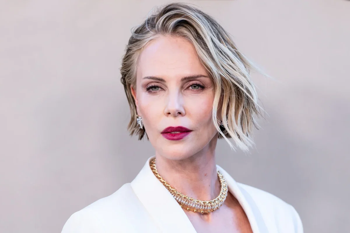 Charlize Theron se tváří vážně.