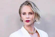 Charlize Theron se tváří vážně.