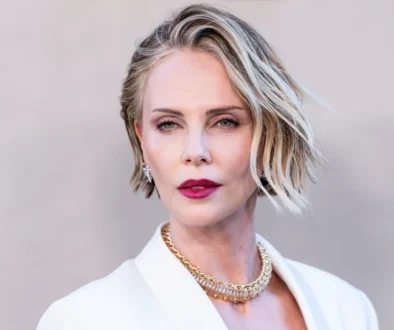 Charlize Theron se tváří vážně.