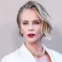 Charlize Theron se tváří vážně.