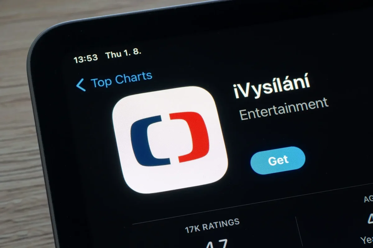 shutterstock_2511670807 1 | TVGURU.cz mobilní telefon s ikonou aplikace ivysílání čt