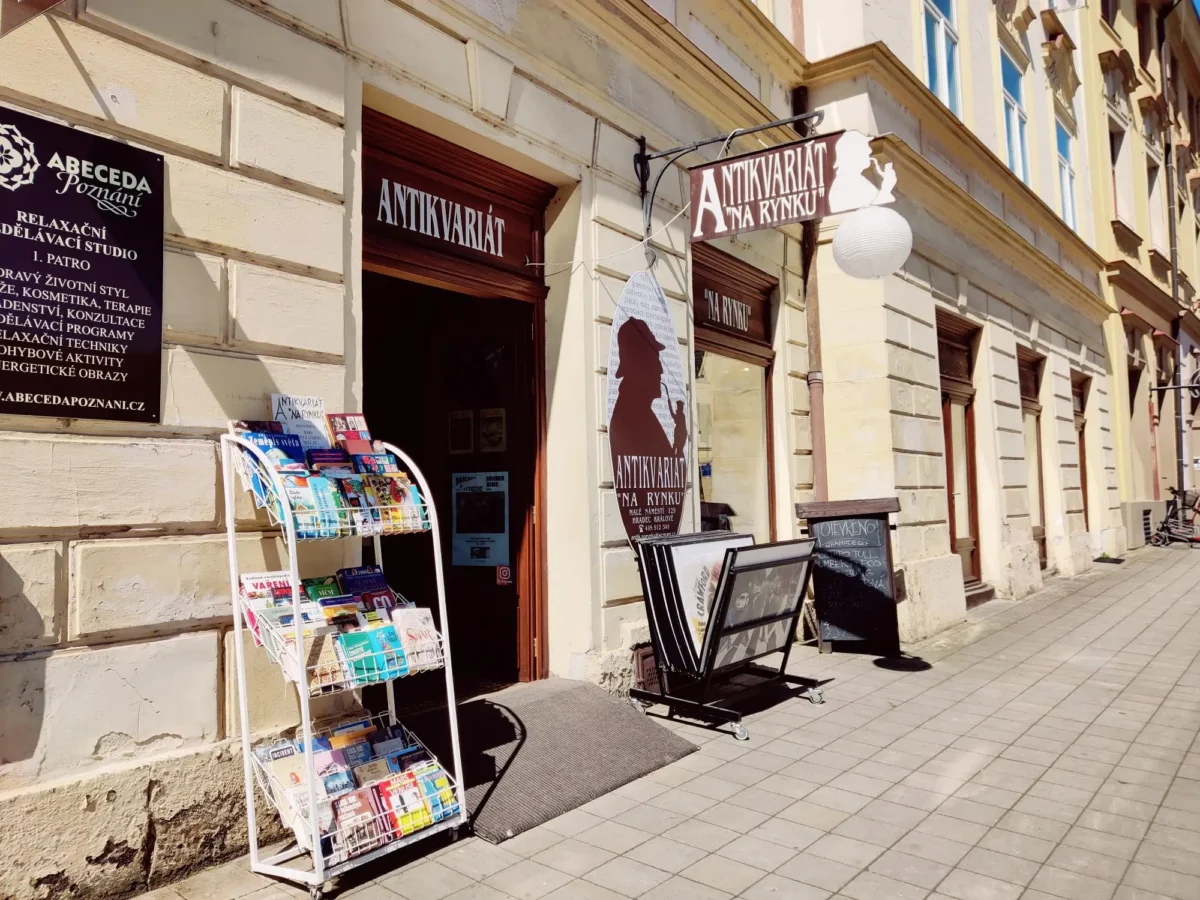 shutterstock_2772865517 1 | TVGURU.cz pohled na budovu antikvariátu