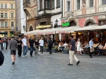 dav lidí na ulici