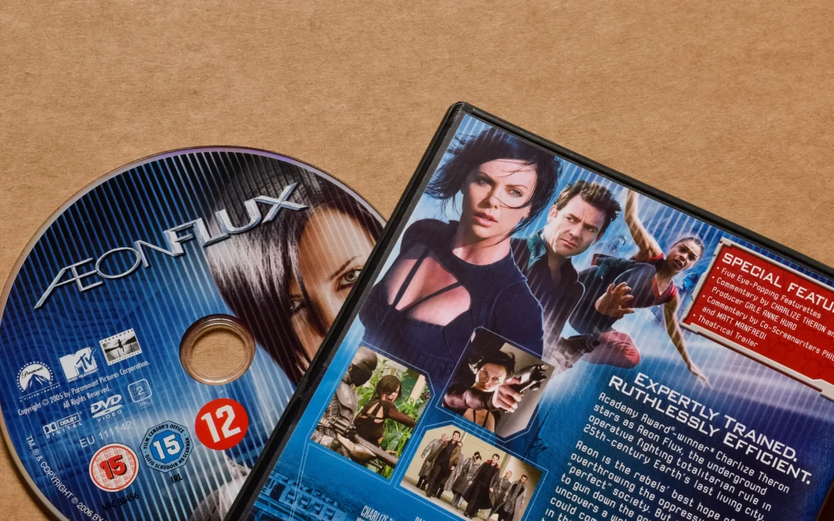 Sci-fi drama si našlo miliony fanoušků po celém světě. Zdroj: Shutterstock | TVGURU.cz Plakát a CD ležící na stole
