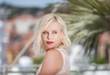 Blonďatá žena v bílém tílku