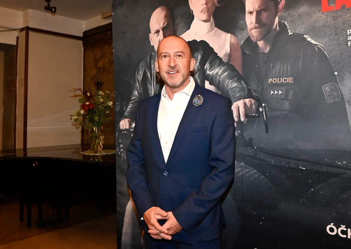 profimedia-1091485837 | TVGURU.cz Martin Hofmann stojí u reklamy na film.