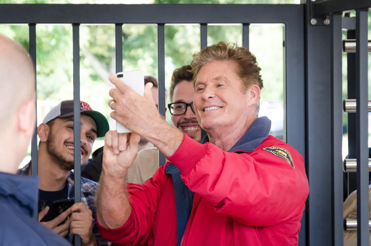 David Hasselhoff se fotí s lidmi.