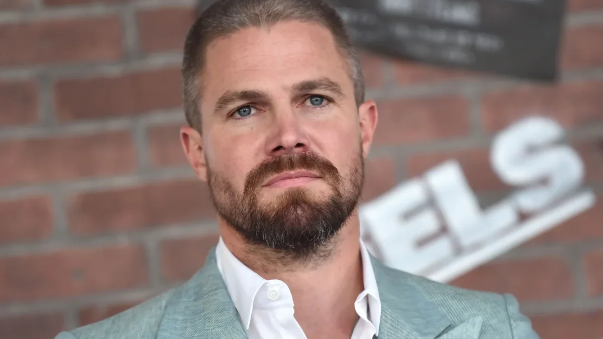 Stephen Amell kouká před sebe.