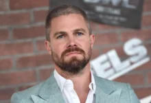Stephen Amell kouká před sebe.