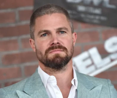 Stephen Amell kouká před sebe.