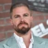 Stephen Amell kouká před sebe.