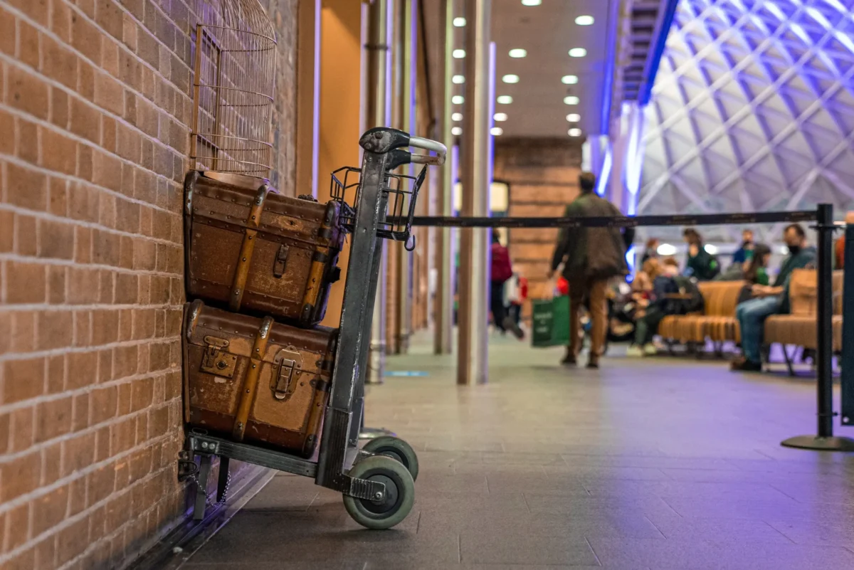 shutterstock_2091888220-2 | TVGURU.cz Platform 9 to Hogwarts Express at King Cross Station