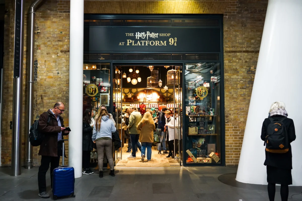 shutterstock_2222107881-2 | TVGURU.cz Harry Potter obchod na nádraží King's Cross Station
