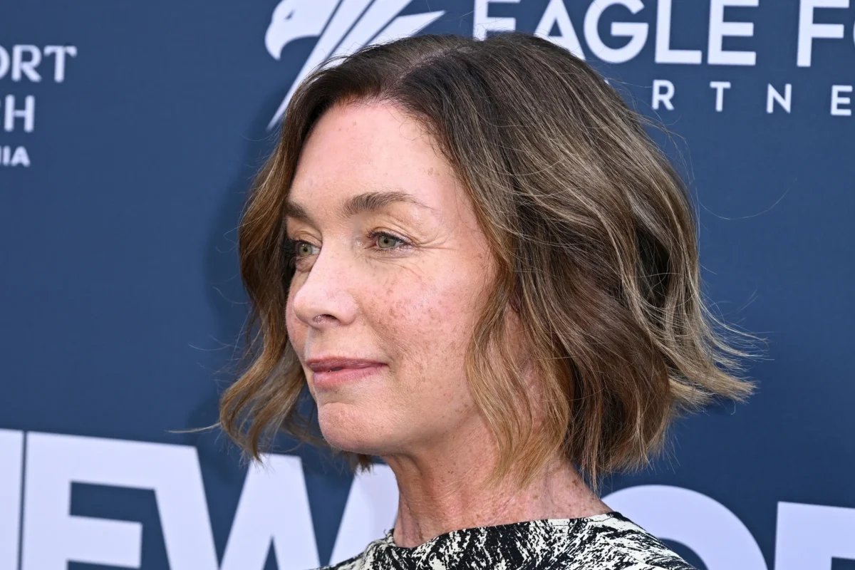 shutterstock_2646901953 | TVGURU.cz Julianne Nicholson má hlavu do strany.