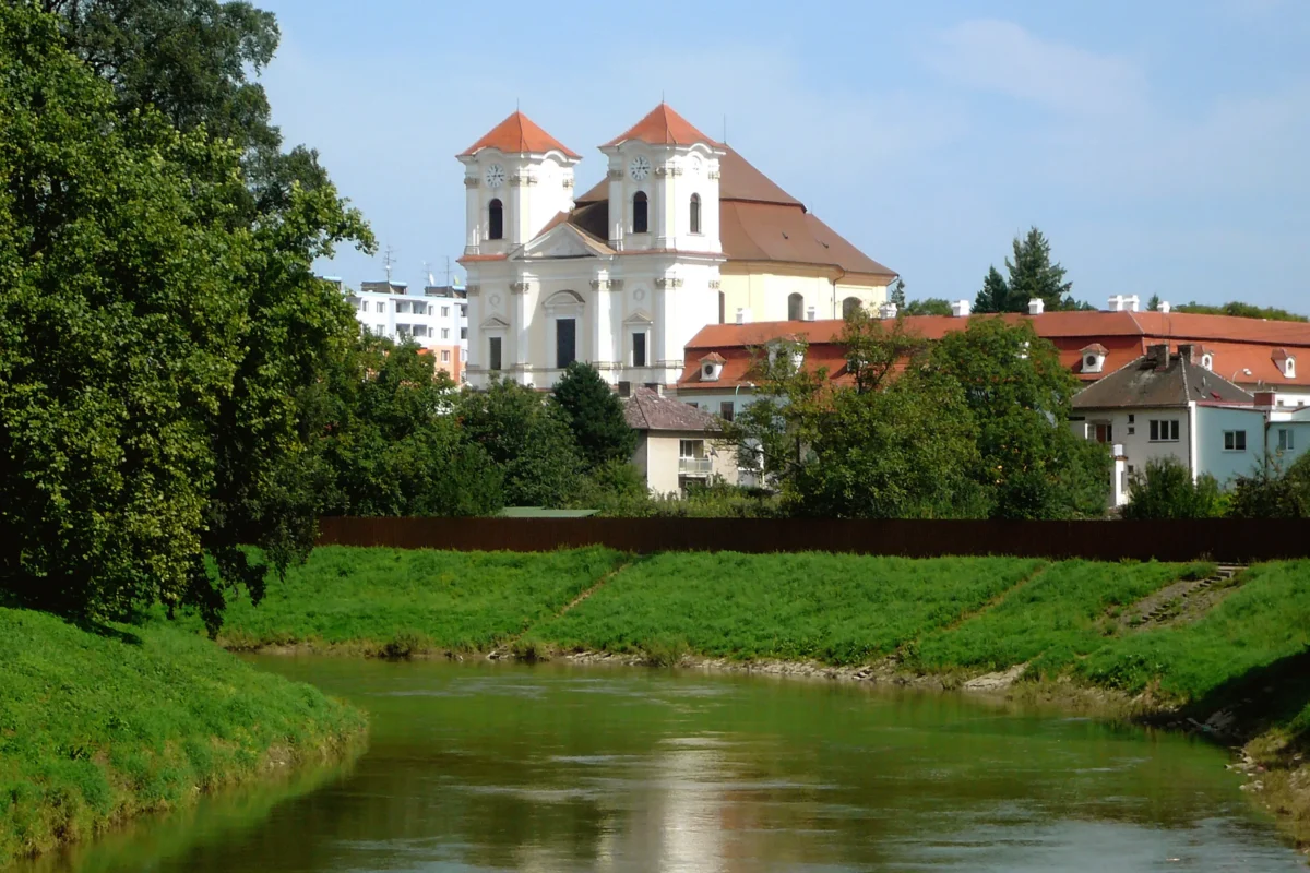 shutterstock_636522146 | TVGURU.cz Výhled přes řeku na kostel