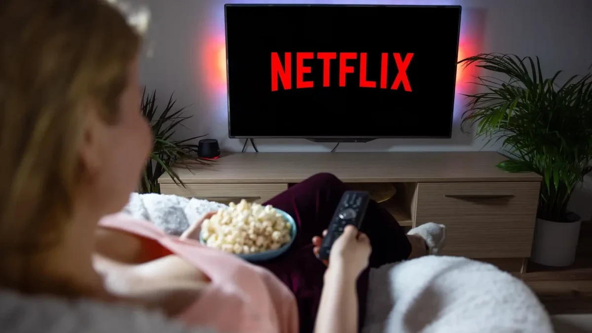 paní s popcornem sedí na gauči a kouká na netflix