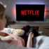 paní s popcornem sedí na gauči a kouká na netflix