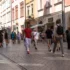 Lidé se procházejí po polské ulici.