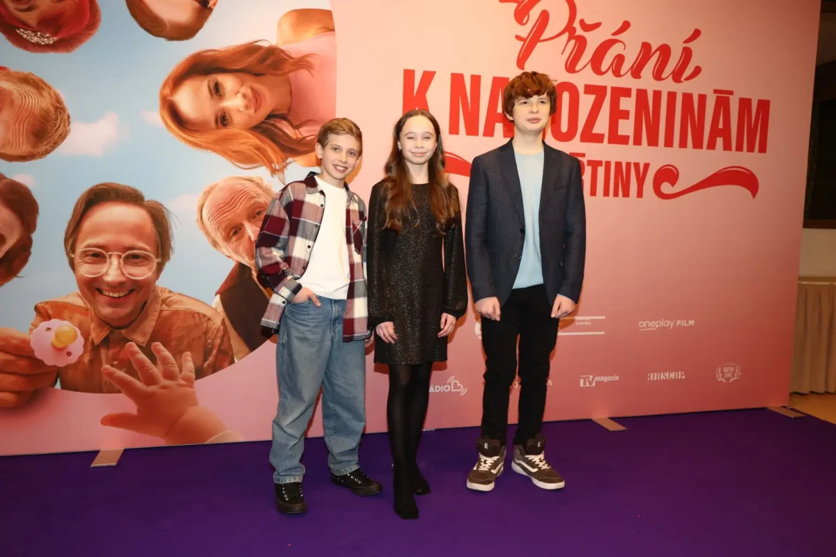 V novém filmu se představili i dětští herci. Zdroj: CNC / Pavel Machan / CNC / Profimedia | TVGURU.cz Tři děti stojí před plakátem.